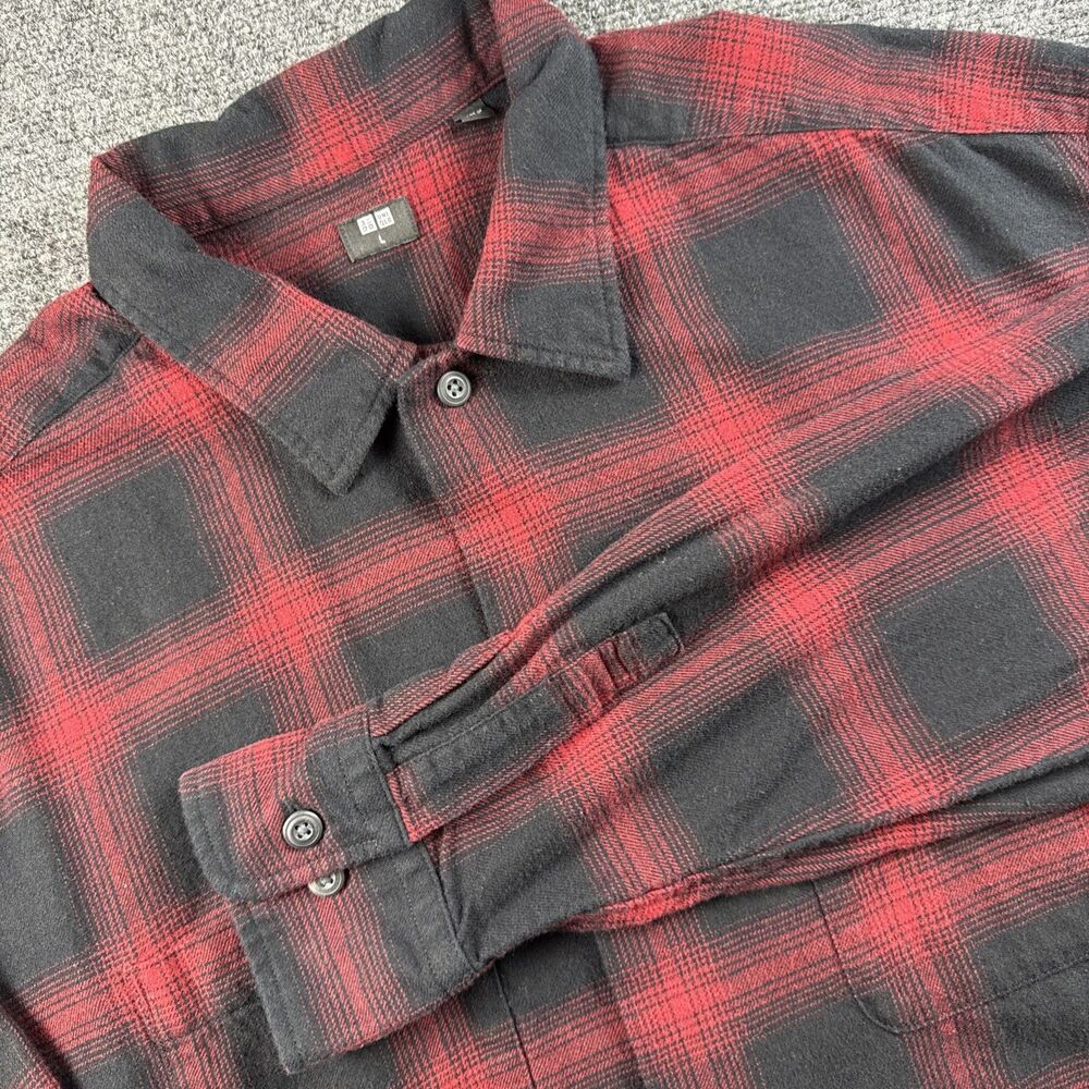 Uniqlo Button Up Flannel Mens Large Black Red Plaid Long Sleeve Shirt Pocket